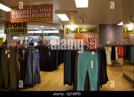 Ultimi giorni di vendita finale, con 80% di sconto, come vecchio BHS chiude in Liverpool ONE e Merseyside, Regno Unito Foto Stock