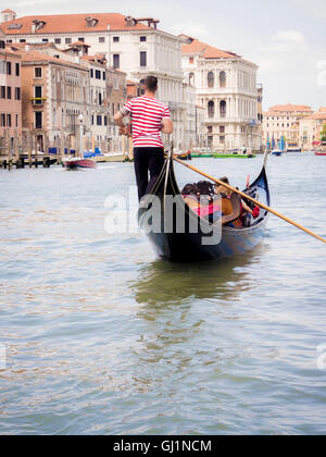 Gondola sul Canal Grande, con gondoliere indossando un tradizionale striped top. Venezia. L'Italia. Foto Stock