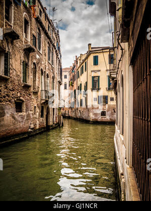 Stretto canale deserte e edifici tradizionali. Venezia, Italia. Foto Stock