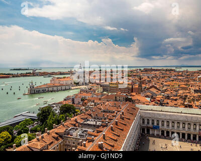 Vista aerea di piazza San Marco, con San Marco del bacino e la Dogana da mar a distanza. Foto Stock