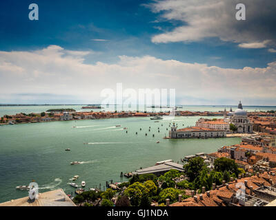 Vista aerea del St Marks Basin guardando verso l'isola della Giudecca e la Dogana da mar, Venezia, Italia. Foto Stock