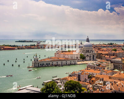 Vista aerea di Punta della Dogana e la chiesa di Santa Maria della Salute, con Grand Canal in primo piano. Venezia, Italia. Foto Stock