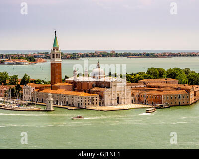 Vista aerea del bianco marmo istriana la facciata della chiesa di San Giorgio Maggiore, lo stesso nome dell'isola di Venezia. Foto Stock