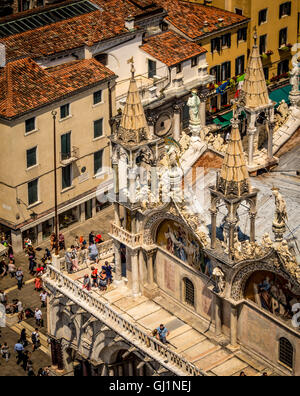 Vista aerea del balcone esterno e oro mosaiced ogee archi del registro superiore del la basilica di San Marco. Venezia, Italia. Foto Stock