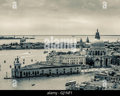 Vista aerea di Punta della Dogana e la chiesa di Santa Maria della Salute con le isole della Giudecca e la grazia della distanza Foto Stock