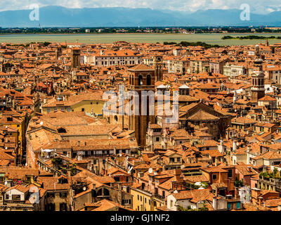 Veduta aerea dei tetti in terracotta di Venezia, Venezia, Italia. Foto Stock