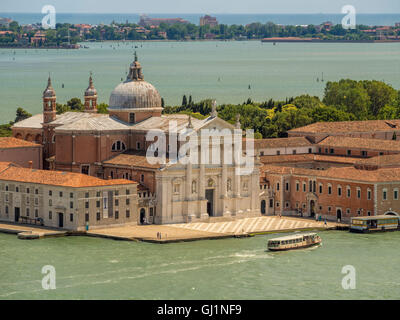 Bianco Marmo istriana la facciata della chiesa di San Giorgio Maggiore, lo stesso nome dell'isola, Venezia, Italia. Foto Stock