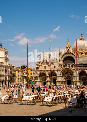Basilica di San Marco con tavoli e sedie del Cafe Florian in primo piano. Venezia, Italia. Foto Stock