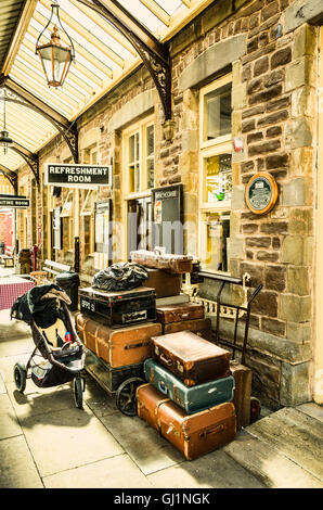 Bagagli Il vecchio e il nuovo in Winchcombe stazione ferroviaria di London REGNO UNITO Foto Stock