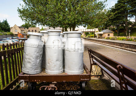 Vecchio bidoni per il latte del tipo una volta trasportati per ferrovia nel Regno Unito si vede a Winchcombe stazione ferroviaria Foto Stock