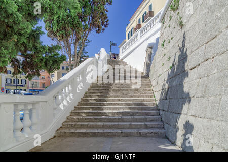 Le strade e i vicoli della capitale Menorcan di Mahon in Spagna. Passi conducono all'area portuale dal centro della citta'. Foto Stock