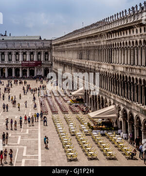 Vista aerea di piazza San Marco con la gente seduta al cafe tavoli e sedie. Venezia, Italia. Foto Stock