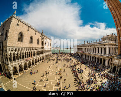 Fisheye colpo di Palazzo Ducale, Biblioteca Marciana e la Piazzetta di San Marco guardando verso il molo. Foto Stock