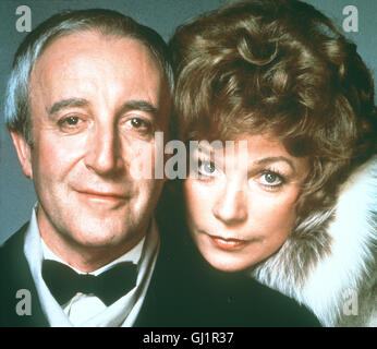 WILLKOMMEN il sig. Possibilità - Der Gärtner einfältige Sig. possibilità (Peter Sellers) sieht sich nach dem Tod sciabiche Dienstherrn orientierungslos mit der Aussenwelt konfrontiert. Prompt er läuft Eve Rand (SHIRLEY MACLAINE), der Frau des Präsidentenberaters über den Weg. Regie: Hal Ashby aka. Essendo c Foto Stock