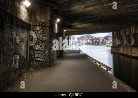 Una serata colpo di alcuni graffiti sotto il ponte della ferrovia in Leeds City Centre Foto Stock