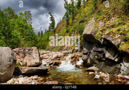 Ruscello di montagna in roccia di piccole dimensioni. Sayan orientale . La Russia Foto Stock