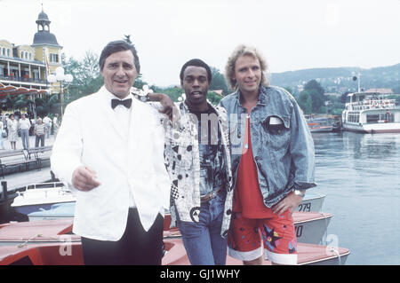 ZÄRTLICHE CHAOTEN- Die Chaoten Schmidgruber (HELMUT FISCHER), Walker (MICHAEL WINSLOW) und Ricky (Thomas Gottschalk) verlieben sich alle in die hübsche Rose, era natürlich noch mehr caos in ihr Leben bringt. Regie: Franz Josef Gottlieb Foto Stock