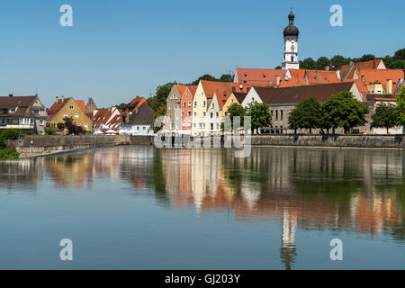 Il centro storico di Landsberg am Lech riflessa nel fiume Lech, Upper-Bavaria, Baviera, Germania, Europa Foto Stock