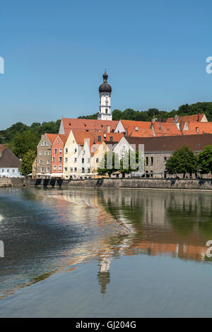 Il centro storico di Landsberg am Lech riflessa nel fiume Lech, Upper-Bavaria, Baviera, Germania, Europa Foto Stock