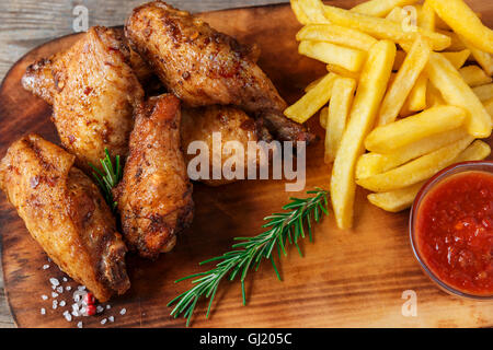 Alette di pollo fritte le patatine e salsa Foto Stock