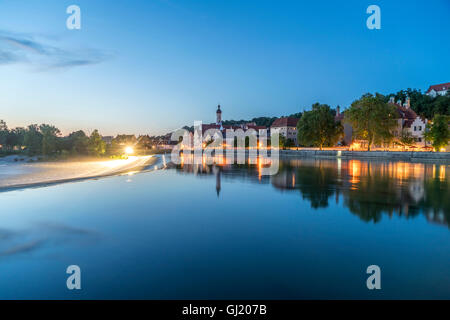 Il centro storico di Landsberg am Lech riflessa nel fiume Lech, Upper-Bavaria, Baviera, Germania, Europa Foto Stock