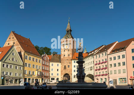 La piazza principale della città vecchia storica con Maria fontana e torre Schmalzturm , Landsberg am Lech, Baviera, Germania Foto Stock