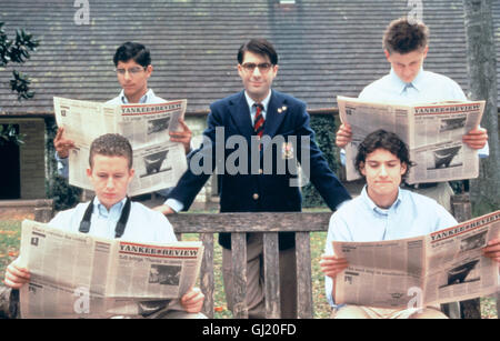 RUSHMORE Max Fischer (Jason Schwartzman) besucht die 10. Klasse der Eliteschule Rushmore. Er leitet fast alle club an der Schule und ist der Herausgeber der "Yankee del riesame", ansonsten ist er einer der schlechtesten Schüler Rushmores. Als Max sich in die Lehrerin Miss Cross verliebt, geht er zu Sig. Blume, einem reichen gönner der Schule. Max bittet ihn, ein Aquarium zu finanzieren, mit dem er Miss Cross imponieren volontà. Doch als sich Sig. Blume auch in die Lehrerin verliebt, droht die Freundschaft der beiden zu zerbrechen. Am Ende der Geschichte fliegt Max von der Schule, Blumes Ehe ist Foto Stock