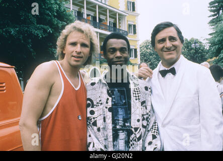 ZÄRTLICHE CHAOTEN- Die Chaoten Schmidgruber (HELMUT FISCHER), Walker (MICHAEL WINSLOW) und Ricky (Thomas Gottschalk) verlieben sich alle in die hübsche Rose, era natürlich noch mehr caos in ihr Leben bringt. Regie: Franz Josef Gottlieb Foto Stock