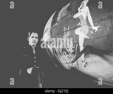 MEMPHIS BELLE UK/USA 1990 - Michael Caton-Jones Inghilterra 1943 - Von einem britischen Fliegerhorst avviato aus der riesige B-17 bombardiere Memphis Belle in Richtung Deutschland. Vierundzwanzig Feindflüge hat die ''fliegende Festung' unter ihrem Piloten Dennis (Matthew Modine) bereits heil überstanden. Nur noch einen letzten Einsatz, bevor es in die Heimat zurückgehen soll. Regie: Michael Caton-Jones aka. Memphis Belle Foto Stock