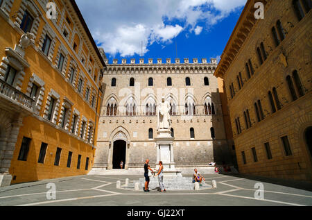 Banca Monte dei Paschi di Siena sede sulla piazza Salimbeni a Siena, Italia Foto Stock