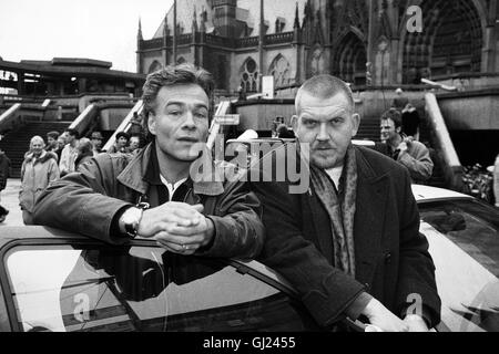 TATORT Kindstod Kommissar Ballauf (Klaus J. BEHRENDT) ist mit einer Blinddarmentzündung im Krankenhaus, als neben ihm ein offenbar misshandeltes tipo versorgt wird. Kommissar Freddy Schenk (DIETMAR BÄR) caduta neuster ist ein toter Mann der aus dem Rhein gezogen wurde. Bald hat er einen Tatverdächtigen, der Gefangene flüchtige Axel Wuttke. Im Krankenhaus kümmert sich Ballauf um das verstörte tipo. Er forscht nach dem Mann, der das tipo im Krankenhaus abgegeben hat. Da keuzen sich Ballaufs und Schenks Ermittlungen, denn der Mann war Axel Wuttke... P/Tatort Regie: Claudia Garde aka. Kindstod Foto Stock