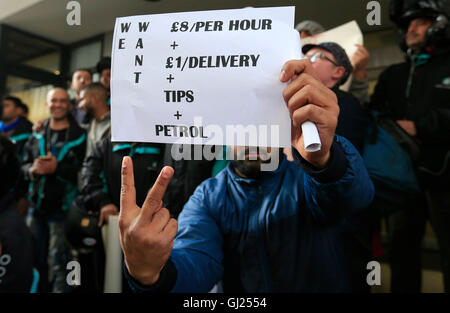 Nota del redattore gesto Deliveroo piloti tenere una protesta per pagare fuori la società HQ in Torrington Place, Londra. Foto Stock