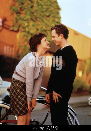 GANZ VERLIEBT NORMALE- UNI 2030 Die 24 jährige Carla (JULIETTE LEWIS) kehrt nach zehn Jahren von einer Schule für geistig Behinderte zu ihrer Familie zurück. Gegen den Willen ihrer Mutter besucht Sie eine Berufsfachschule. Dort verliebt sie sich in den ebenfalls geistig behinderten Danny (Giovanni Ribisi). Regie: Garry Marshall aka. L'altra sorella Foto Stock