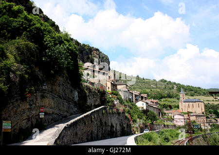 Il villaggio di Peyre dal fiume Tarn in Francia Foto Stock