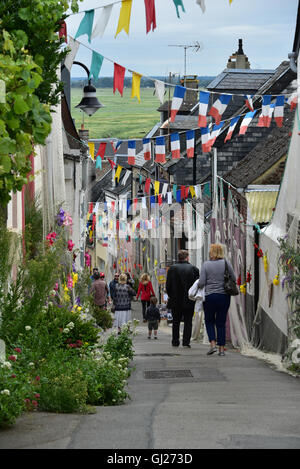 Rue des Moulins nel medievale cittadina balneare di St Valery sur Somme Foto Stock