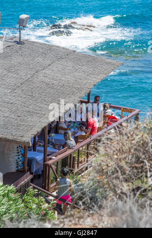 La Cala ristorante che si affaccia sulla spiaggia di Cala del Barco in La Manga Club Resort, Murcia, Spagna Foto Stock