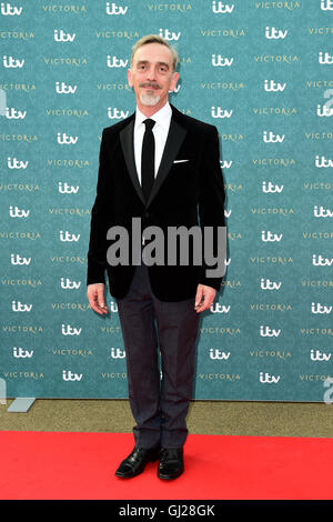 Adrian Schiller frequentando il mondo premiere screening di ITV il Victoria a Kensington Palace di Londra. Foto Stock