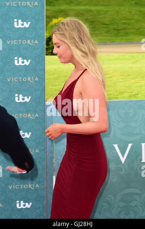 Nell Hudson frequentando il mondo premiere screening di ITV il Victoria a Kensington Palace di Londra. Foto Stock