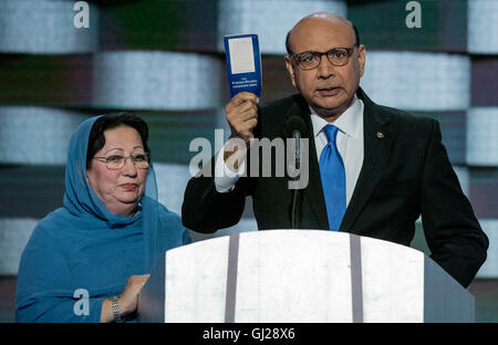 Philadelphia, Pennsylvania, Stati Uniti d'America, 28 luglio 2016 Ghazala Khan e Khizr Khan indirizzo Convenzione Nazionale Democratica e mantiene la sua copia della costituzione americana Credito: Mark Reinstein Foto Stock