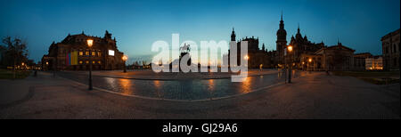 Panorama notturno vista estiva di Semper Opera House, il monumento al re Giovanni e la Hofkirche di Dresda, Sassonia, Germania Foto Stock