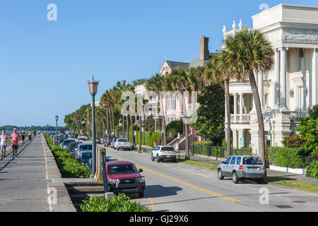 Le persone camminare e correre in tutta da Historic Antebellum mansions sulla riga della batteria, a Charleston, Carolina del Sud. Foto Stock