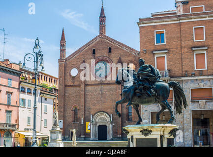 La Chiesa di San Francesco Chiesa e la statua equestre di Alessandro Farnese in Piazza Cavalli di Piacenza. L'Italia. Foto Stock