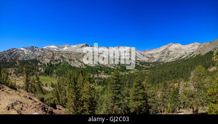 La bella vista della montagna del lago di borsette nella Foresta Nazionale di Inyo Foto Stock