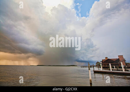 Tempesta offshore in movimento sul Golfo del Messico con la città portuale di Cedar Key Florida in primo piano Foto Stock