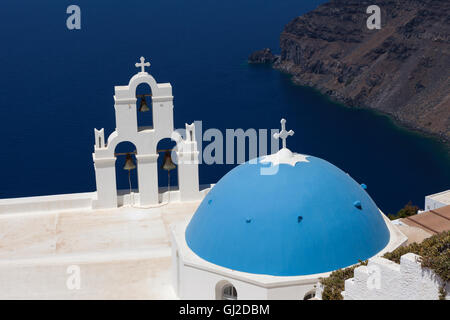 Tre campane di Fira e cupola blu, Santorini, Grecia Santorini con il vulcano sullo sfondo Foto Stock