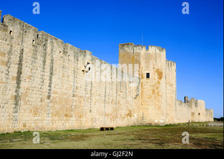 La bastionata di Aigues-Mortes medievale città murata in Camargue nel sud-est della Francia. Foto Stock