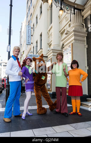 Londra, Regno Unito. Il 12 agosto 2016. L-R: Chris Walker Drake (Fred), Charlie Bull (Daphne), Joe Goldie (Scooby-Doo), Charlie Haskins (Shaggy) e Rebecca garrese (Velma). Photocall con il cast di Scooby-Doo Live! Misteri musicali al London Palladium dove 12 esibizioni avrà luogo dal 18 al 21 agosto 2016. Foto Stock