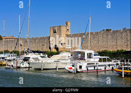 La marina di Aigues-Mortes in background con le mura della città. Foto Stock