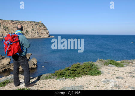 Escursionista sul Capo Mannu, la punta settentrionale della penisola del Sinis, Sardegna, Italia. Foto Stock