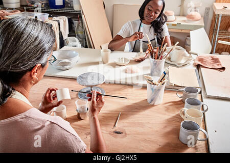 Potters in officina di verniciatura in ceramica Foto Stock